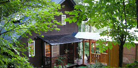 ゲストハウス（左）と野趣風呂（右）